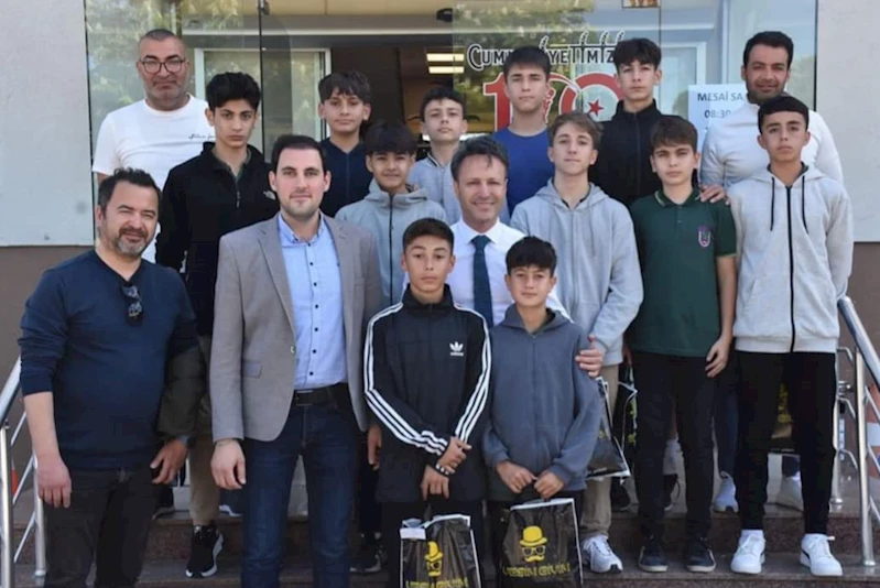 Şampiyon sporculardan Gelibolu Belediye Başkanı Soyuak’a ziyaret