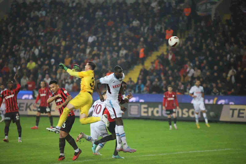 Trendyol Süper Lig: Gaziantep FK: 0 - Trabzonspor: 0 (İlk yarı)
