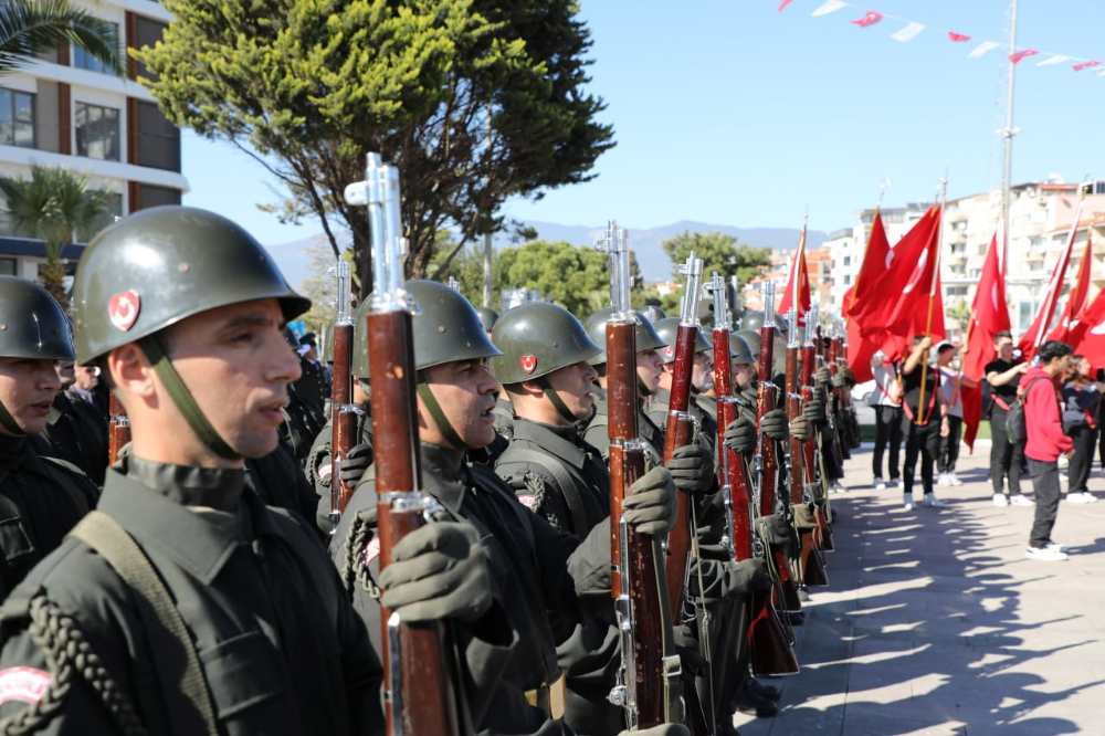 Edremit’te Cumhuriyet’in 101. yılı kutlamaları coşkuyla başladı