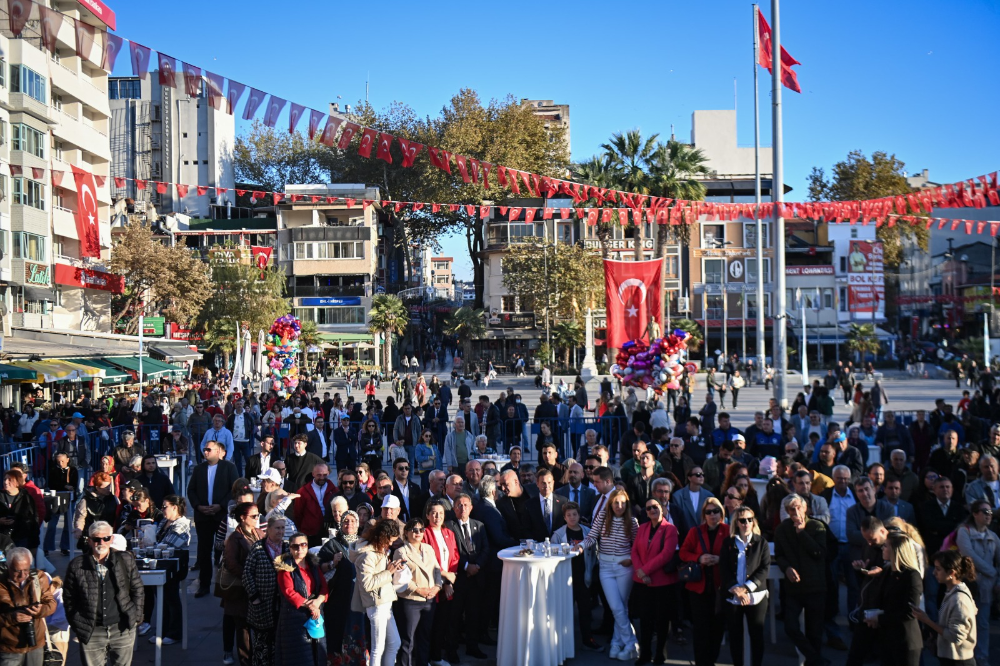  Başkan Ahmet Akın Bandırmalı gençlere Cumhuriyet armağanı verdi