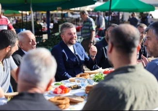 Buca Belediye Başkanı Görkem Duman, pazarcılarla kahvaltıda buluştu