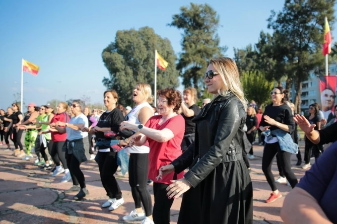 Konaklı Kadınlar Açık Havada Zumba İle Stres Attı