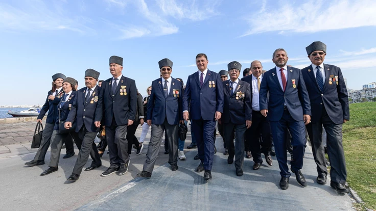 Başkan Tugay babasının madalyalarıyla kahramanların gününe katıldı