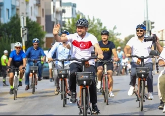 Buca Belediye Başkanı Görkem Duman, çevreci ulaşımı teşvik etmek için pedal çevirdi