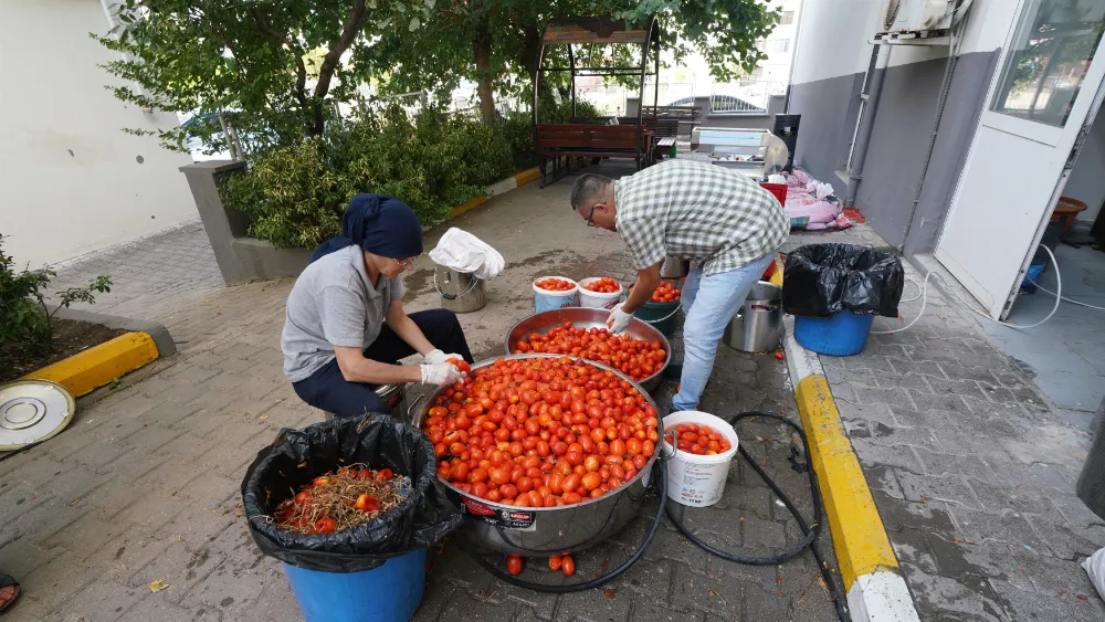 DOMATESİ TARLADA KALAN ÇİFTÇİ BÜYÜKŞEHİR ARACILIĞIYLA İHTİYAÇ SAHİPLERİNE BAĞIŞLADI