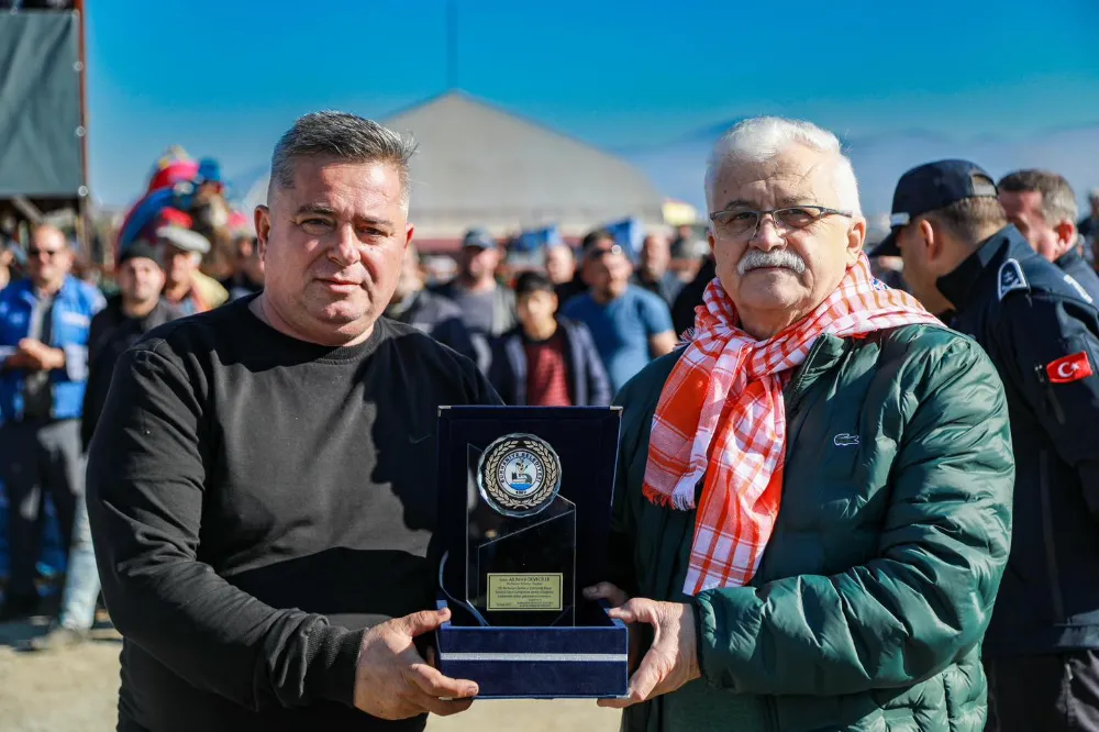 BURHANİYE’DE DEVE GÜREŞİ HEYECANI YAŞANDI